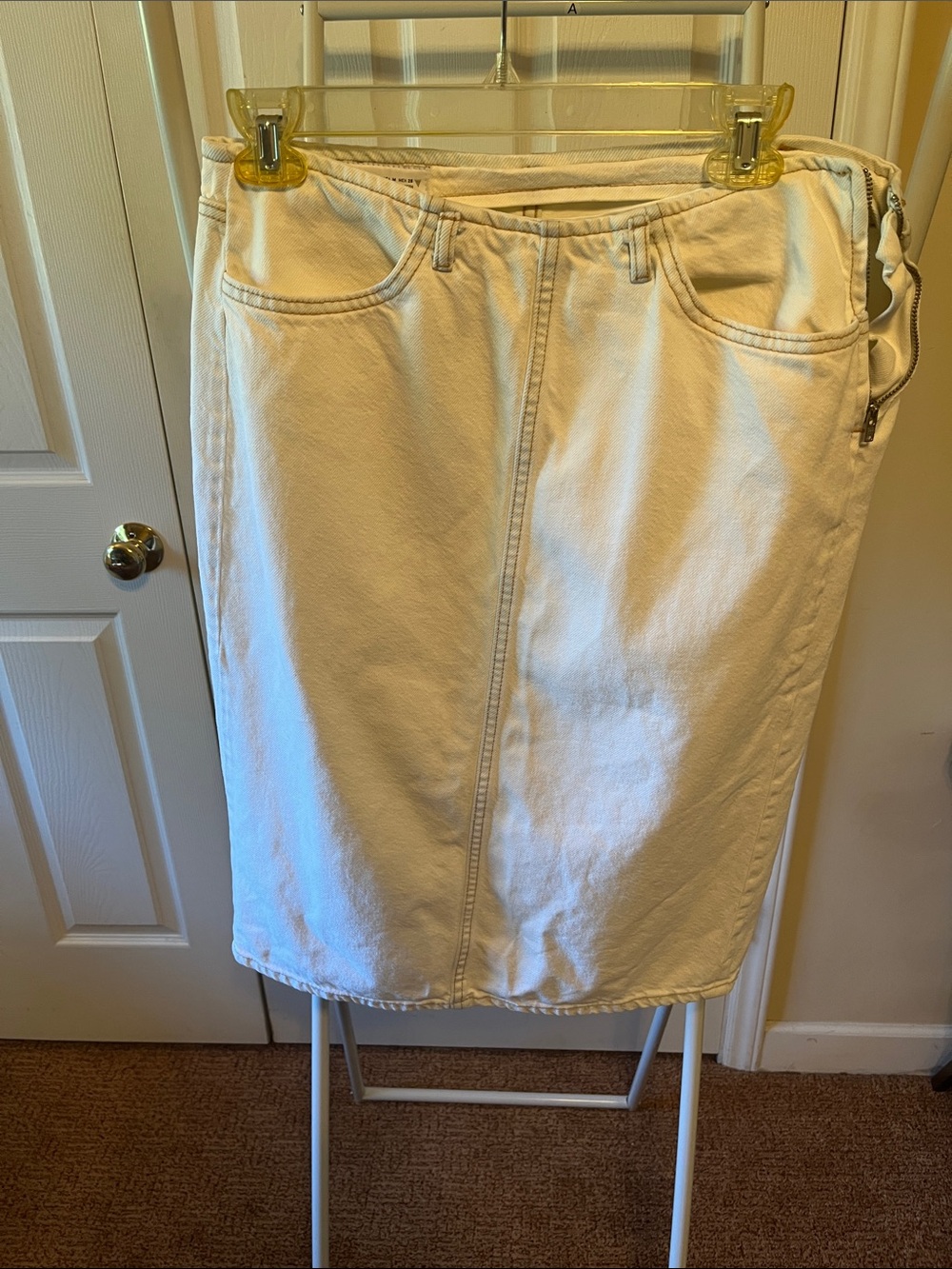 Zara Cream Denim Pencil Skirt with Front Seam W/26” L 26” W/ zipper